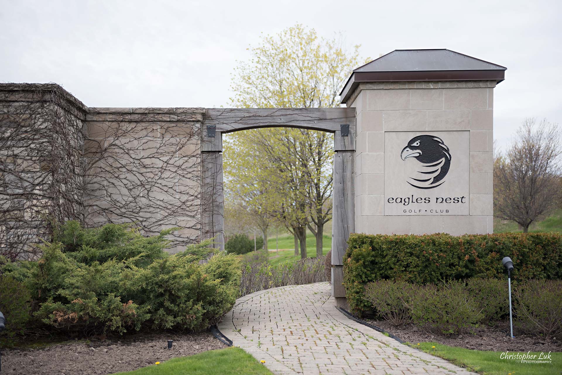Christopher Luk Toronto Wedding Photographer Eagles Nest Golf Club Course Clubhouse Main Entrance Archway Pathway Logo Emblem 