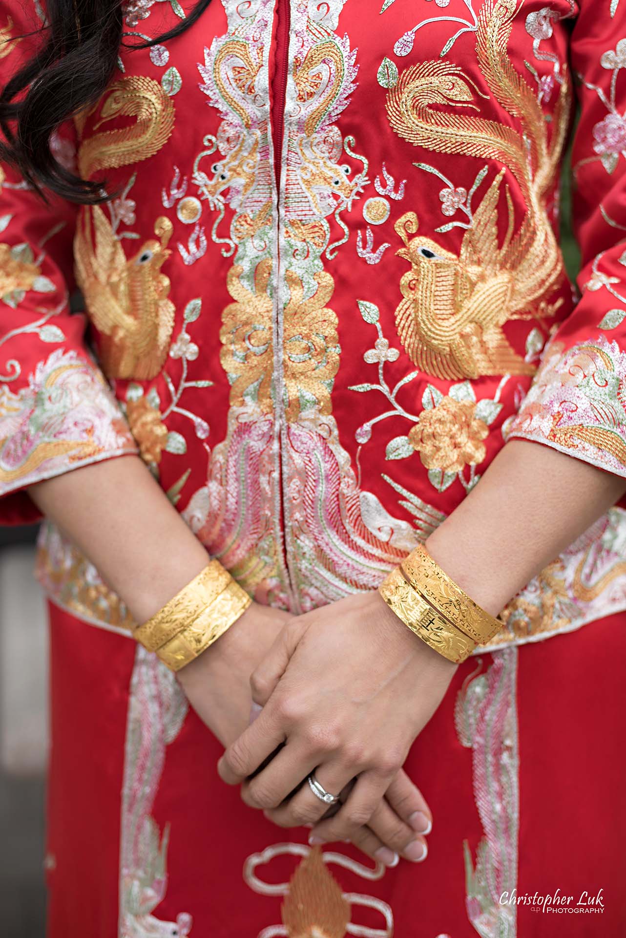 Christopher Luk Toronto Wedding Photographer Eagles Nest Golf Club Course Clubhouse Bride Groom Natural Candid Photojournalistic Chinese Red Tea Ceremony Dress Qipao Cheongsam Kua 24K Gold Gift Present Bracelets Detail