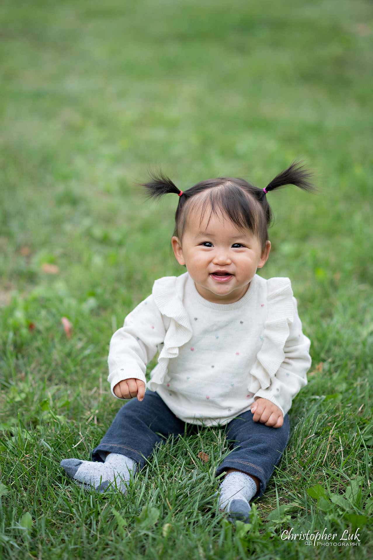 Christopher Luk Toronto Markham Family Wedding Photographer Baby Girl Natural Candid Photojournalistic Sitting Smiling Happy Portrait Adorable Scrunchy Face Smile