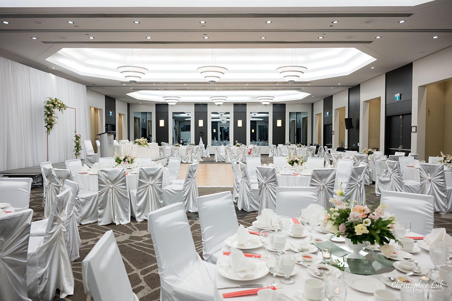 Hilton Suites Markham Hotel Chinese Wedding Photographer Harvey Tam Rovey Catering Floret Florist Flowers Decor 