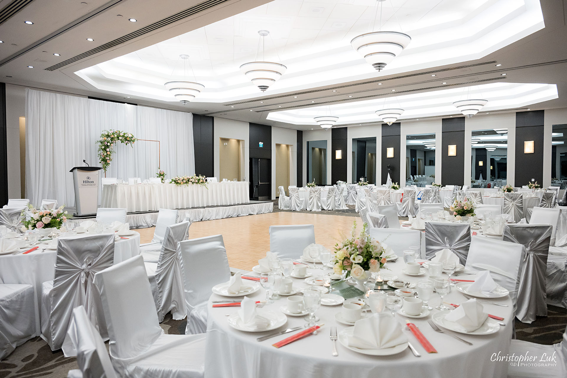 Hilton Suites Markham Hotel Chinese Wedding Photographer Harvey Tam Rovey Catering Floret Florist Flowers Decor 