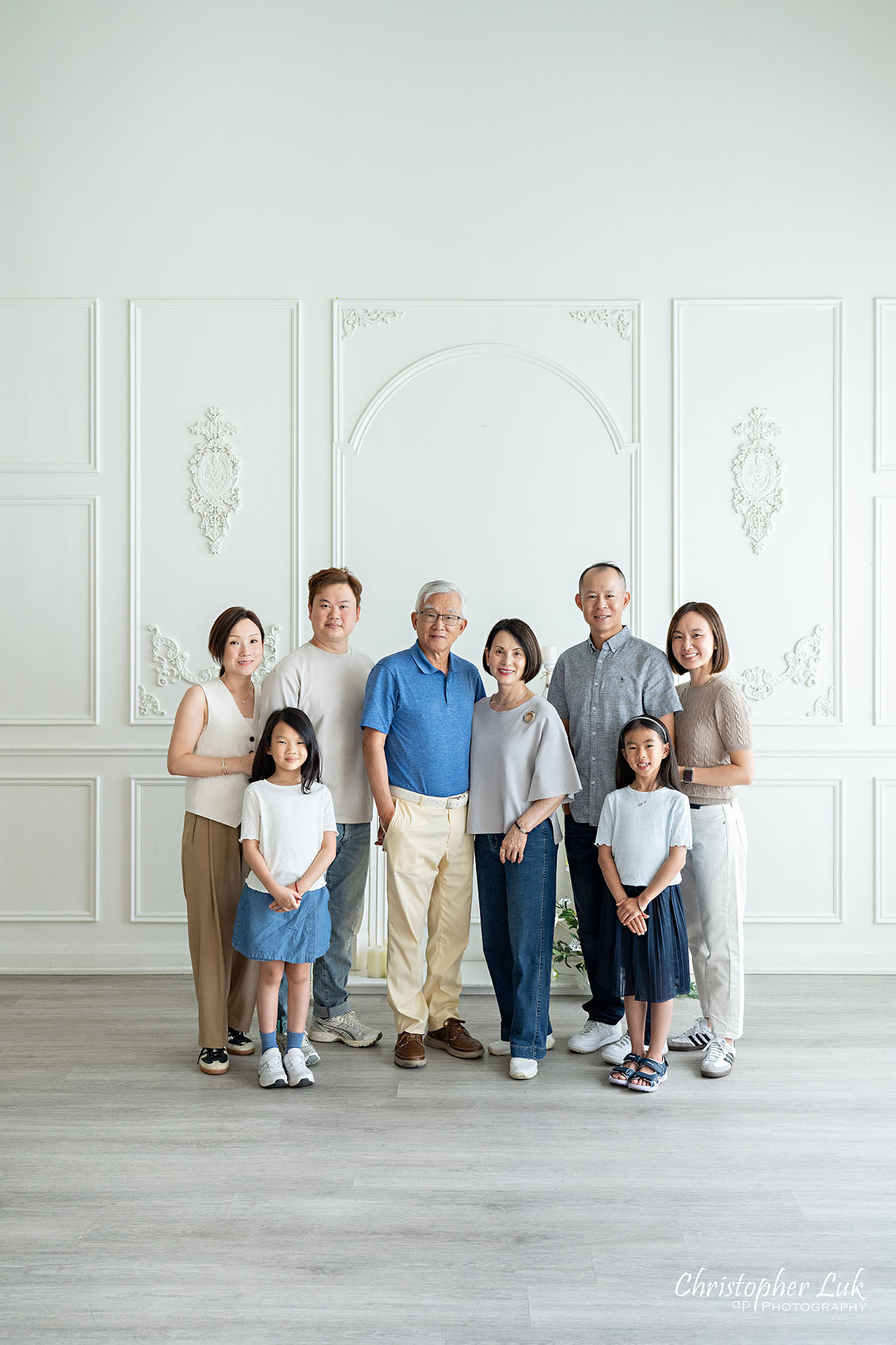 Extended Family Photo Together Grandparents Parents Grandchildren Portrait 